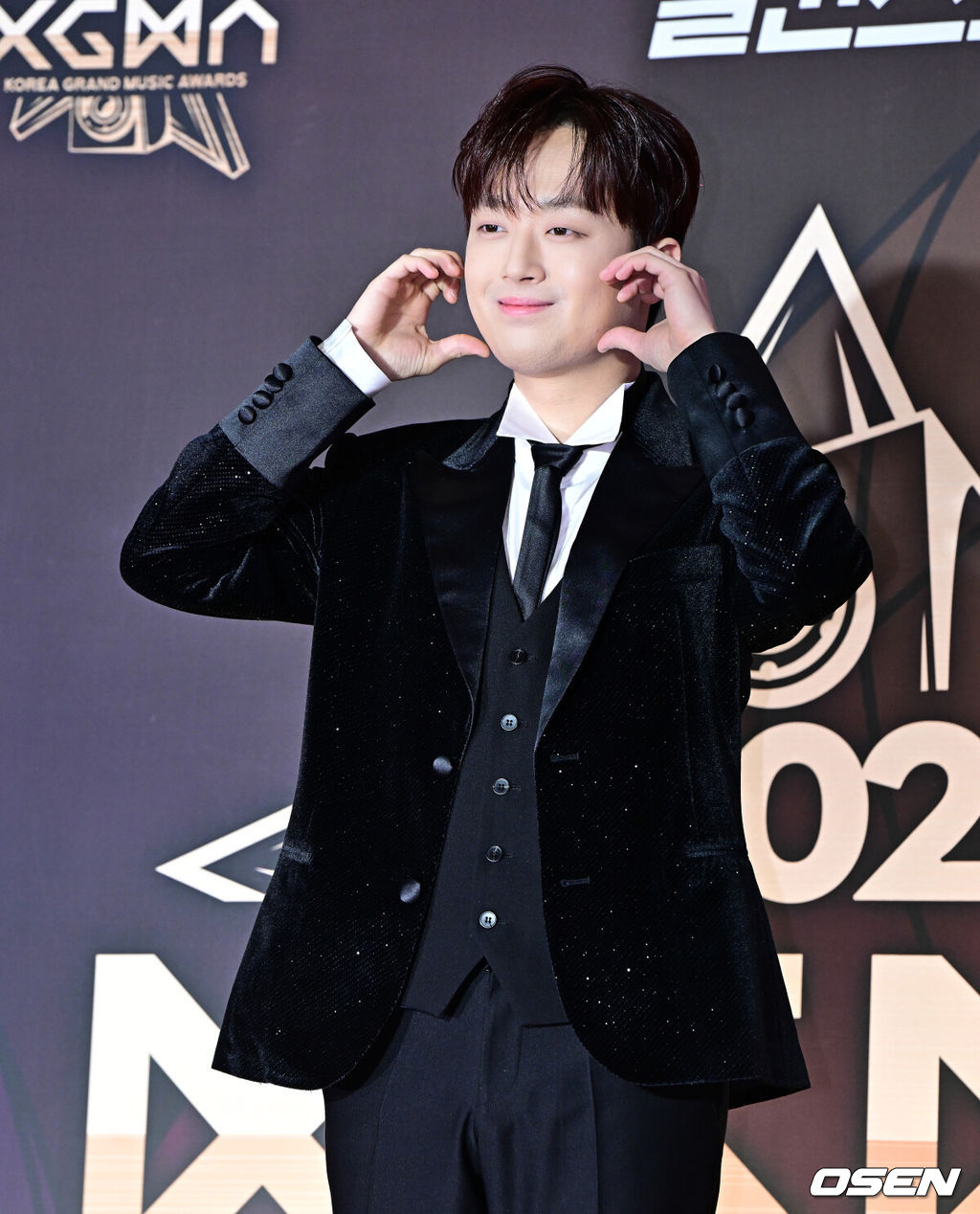 17일 오후 인천 중구 운서동 인스파이어 아레나에서 '제1회 코리아 그랜드 뮤직 어워즈(2024 KGMA)'가 열렸다.'2024 KGMA'는 새로운 K팝 축제를 표방하는 시상식으로 배우 남지현과 뉴진스 하니, 에스파 윈터가 MC로 호흡을 맞춘다.가수 이친원이 포즈를 취하고 있다. 2024.11.17 / jpnews@osen.co.kr