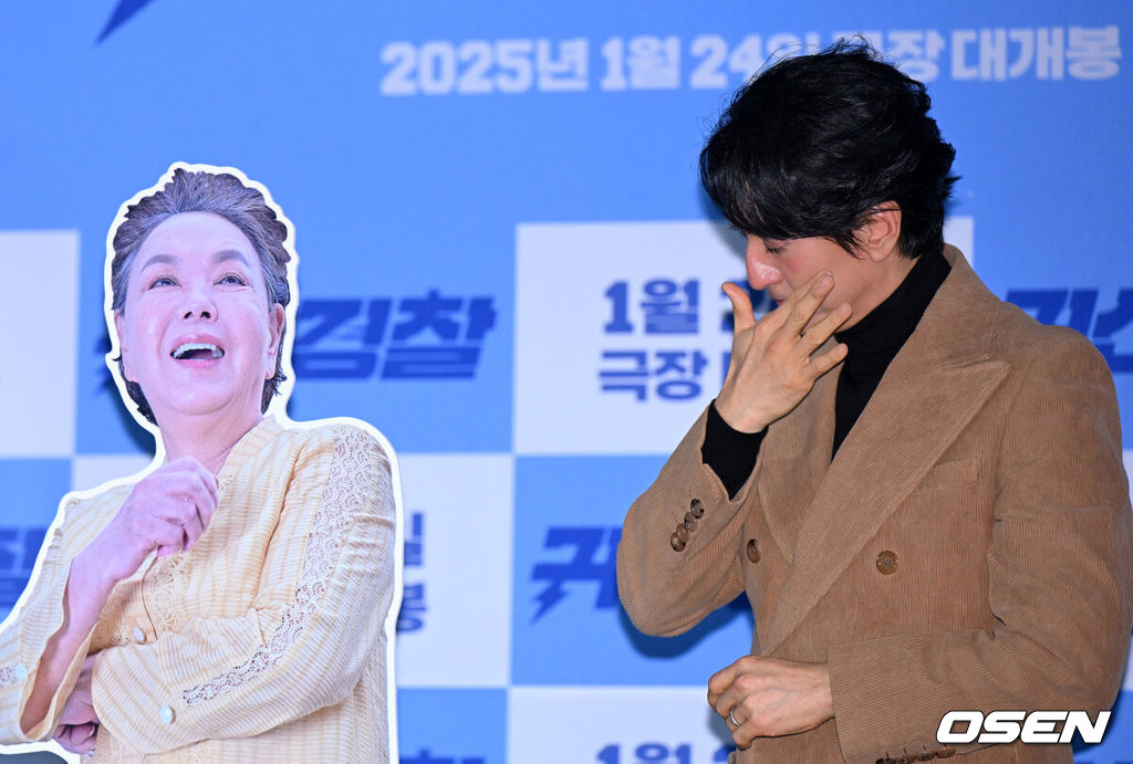 13일 오후 서울 CGV 용산아이파크몰에서 영화 '귀신경찰' 언론배급 시사회 및 기자 간담회가 열렸다.'귀신경찰'은 돈 벼락 한 번 못 맞고 때아닌 날벼락 맞은 이후 하찮은 능력을 갖게 된 경찰이 그의 가족과 예기치 못한 사건에 얽히며 벌어지는 패밀리 코미디이다. 배우 신현준이 故 김수미 등신대와 포토타임을 하며 눈물흘리고 있다. 2025.1.13 / jpnews@osen.co.kr