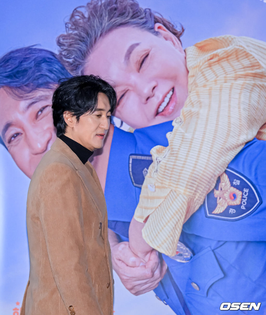 13일 오후 서울 CGV 용산아이파크몰에서 영화 '귀신경찰' 언론배급 시사회 및 기자 간담회가 열렸다.'귀신경찰'은 돈 벼락 한 번 못 맞고 때아닌 날벼락 맞은 이후 하찮은 능력을 갖게 된 경찰이 그의 가족과 예기치 못한 사건에 얽히며 벌어지는 패밀리 코미디이다. 배우 신현준이 간담회를 하고 있다. 2025.1.13 / jpnews@osen.co.kr