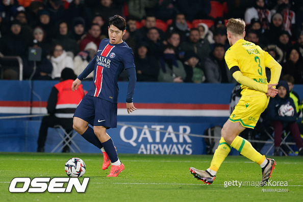 PARIS, FRANCE - NOVEMBER 30: Lee Kang In #19 of Paris Saint-Germain controls the ball against Nicolas Cozza #3 of FC Nantes during the Ligue 1 match between Paris Saint-Germain and FC Nantes at Parc des Princes on November 30, 2024 in Paris, France. (Photo by Catherine Steenkeste/Getty Images for Qatar Airways)