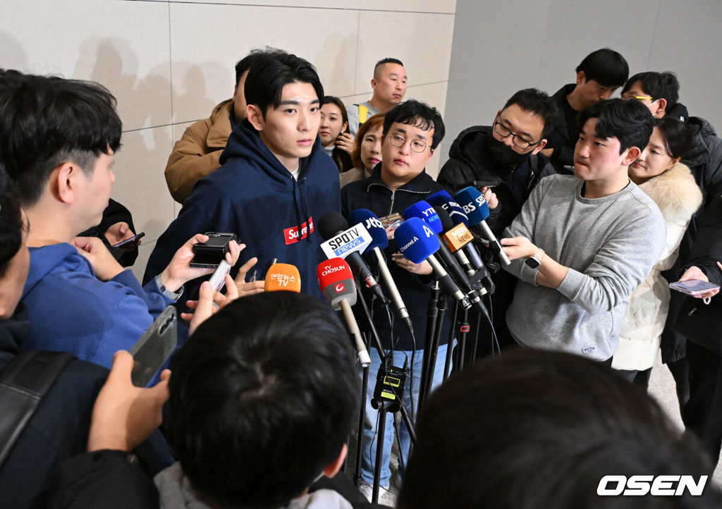 ‘바람의 손자’ 이정후(샌프란시스코 자이언츠)가 13일 오후 인천국제공항을 통해 팀 스프링캠프에 합류하기 위해 출국했다. 데뷔 시즌 자이언츠의 리드오프와 3번 타순을 오가며 주전 중견수로 뛴 그는 37경기 타율 2할6푼2리 38안타 2홈런 8타점 15득점 2도루 OPS .641를 남기고 불의의 부상을 당해 조기에 시즌을 마쳤다. 메이저리그 첫해의 아쉬움을 씻고 2년차를 맞은 이정후는 이날 출국해 본격적인 2025시즌 준비에 돌입한다.샌프란시스코 자이언츠 이정후가 인터뷰를 하고 있다. 2025.1.13 / jpnews@osen.co.kr