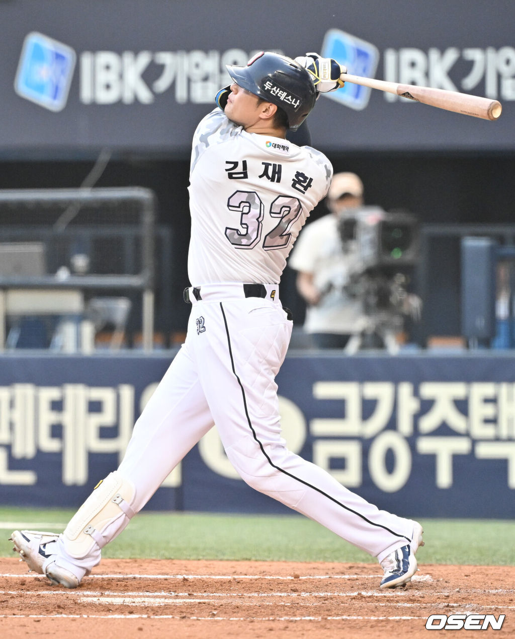28일 오후 서울 잠실야구장에서 ‘2024 신한 SOL Bank KBO리그’ 두산 베어스와 SSG 랜더스의 경기가 열렸다.이날 홈팀 두산은 곽빈을, 방문팀 SSG는 김광현을 선발 투수로 내세웠다.4회말 1사 김재환이 좌익선상 2루타를 날리고 있다. 2024.06.28 /cej@osen.co.kr