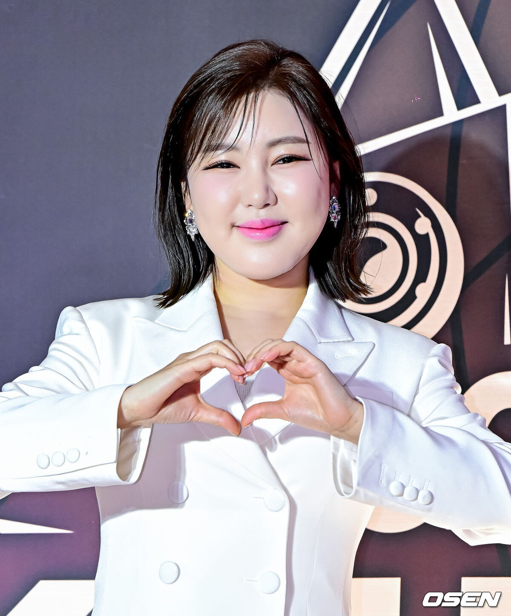 17일 오후 인천 중구 운서동 인스파이어 아레나에서 '제1회 코리아 그랜드 뮤직 어워즈(2024 KGMA)'가 열렸다.'2024 KGMA'는 새로운 K팝 축제를 표방하는 시상식으로 배우 남지현과 뉴진스 하니, 에스파 윈터가 MC로 호흡을 맞춘다.가수 송가인이 포즈를 취하고 있다. 2024.11.17 / jpnews@osen.co.kr
