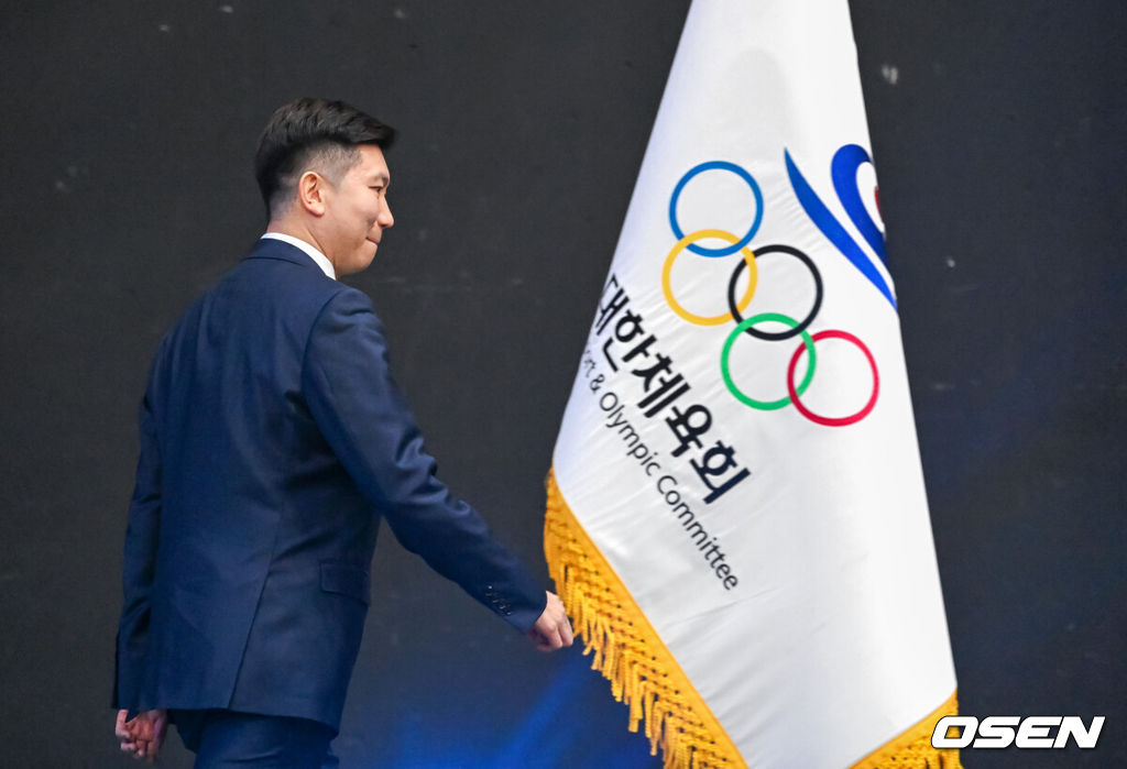제42대 대한체육회장선거가 14일 오후 서울 송파구 올림픽공원 내 올림픽홀에서 열렸다.유승민 전 대한탁구협회장(42)이 대한체육회 새로운 수장으로 확정됐다.유승민 후보는 14일 서울시 송파구 올림픽공원 내 올림픽홀에서 열린 제42대 대한체육회장선거에서 당선됐다.그는 유효투표 1209표 중 가장 많은 417표를 얻었다. 2,3위는 이기흥(379표), 강태선(215표) 후보다.제42대 대한체육회장으로 당선된 유승민 전 대한탁구협회장이 기뻐하고 있다. 2025.1.14 / jpnews@osen.co.kr