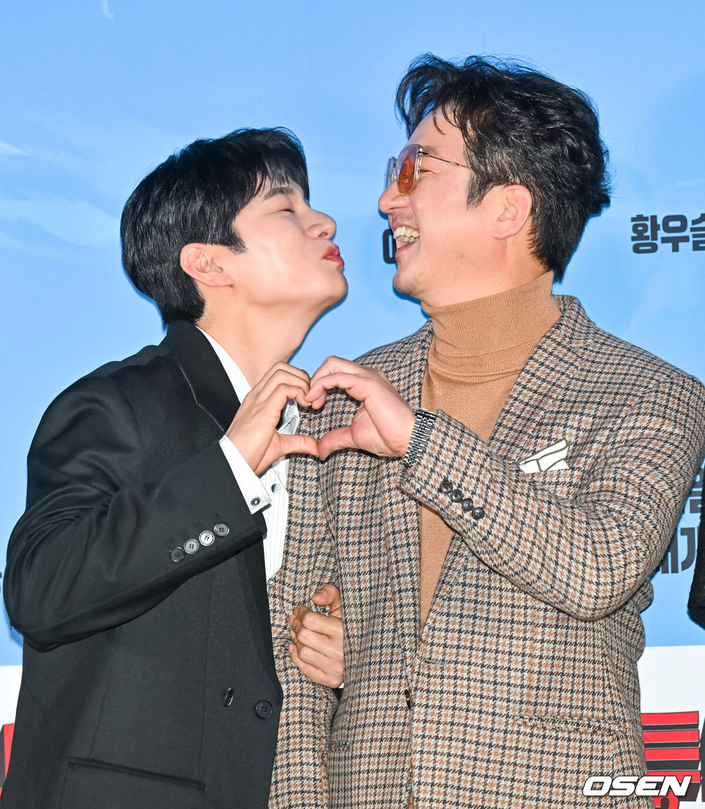 15일 오후 서울 용산아이파크몰 내 용산 CGV에서 영화 '히트맨2'(감독 최원섭) 언론시사회가 진행됐다.‘히트맨2’는 대히트 흥행 작가에서 순식간에 ‘뇌절작가’로 전락한 ‘준’(권상우 분)이 야심 차게 선보인 신작 웹툰을 모방한 테러가 발생하고, 하루아침에 범인으로 몰리면서 벌어지는 코믹 액션 영화다. 오는 22일 개봉.배우 이이경과 정준호가 포즈를 취하고 있다.  2025.01.15 / soul1014@osen.co.kr