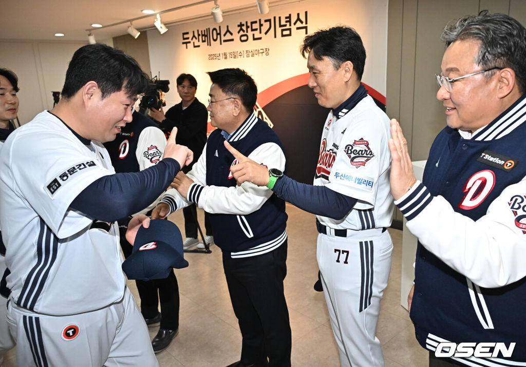 두산 베어스가 15일 서울 송파구 잠실야구장에서 43주년 창단기념식 겸 시무식을 가졌다.행사에는 고영섭 신임 대표이사를 비롯해 김태룡 단장, 이승엽 감독 및 주장 양의지를 비롯한 선수단 85명이 참석했다.행사를 마친 뒤 두산 양의지와 이승엽 감독이 인사를 나누고 있다. 2025.01.15 /cej@osen.co.kr