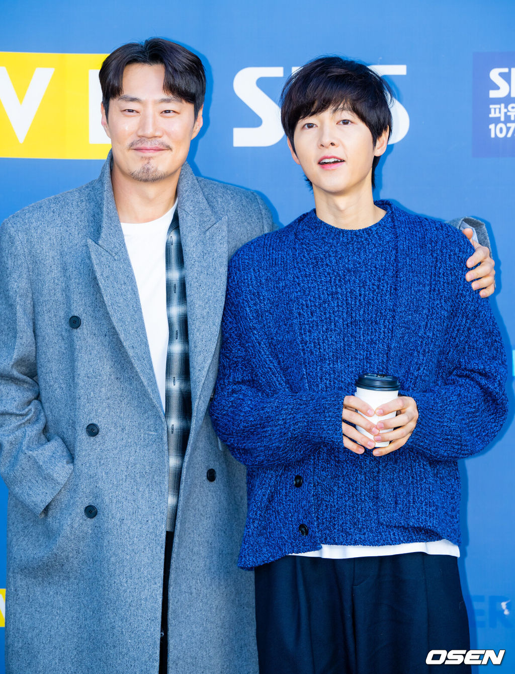 배우 송중기와 이희준이 10일 오전 서울 양천구 목동 SBS사옥에서 진행되는 ‘박하선의 씨네타운’에 참석하기 위해 출근했다.씨네 초대석에 게스트로 참석하는 배우 송중기와 이희준은 현재 절찬 상영 중인 영화 ‘보고타: 마지막 기회의 땅’에서 열연했다.배우 송중기와 이희준이 출근길에 포즈를 취하고 있다. 2025.01.10 / rumi@osen.co.kr