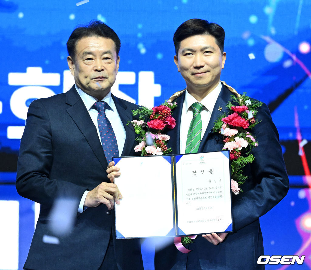 제42대 대한체육회장선거가 14일 오후 서울 송파구 올림픽공원 내 올림픽홀에서 열렸다.유승민 전 대한탁구협회장(42)이 대한체육회 새로운 수장으로 확정됐다.유승민 후보는 14일 서울시 송파구 올림픽공원 내 올림픽홀에서 열린 제42대 대한체육회장선거에서 당선됐다.그는 유효투표 1209표 중 가장 많은 417표를 얻었다. 2,3위는 이기흥(379표), 강태선(215표) 후보다.제42대 대한체육회장으로 당선된 유승민 전 대한탁구협회장이 김대년 선거운영위원장에게 당선증을 받고 포즈를 취하고 있다. 2025.1.14 / jpnews@osen.co.kr