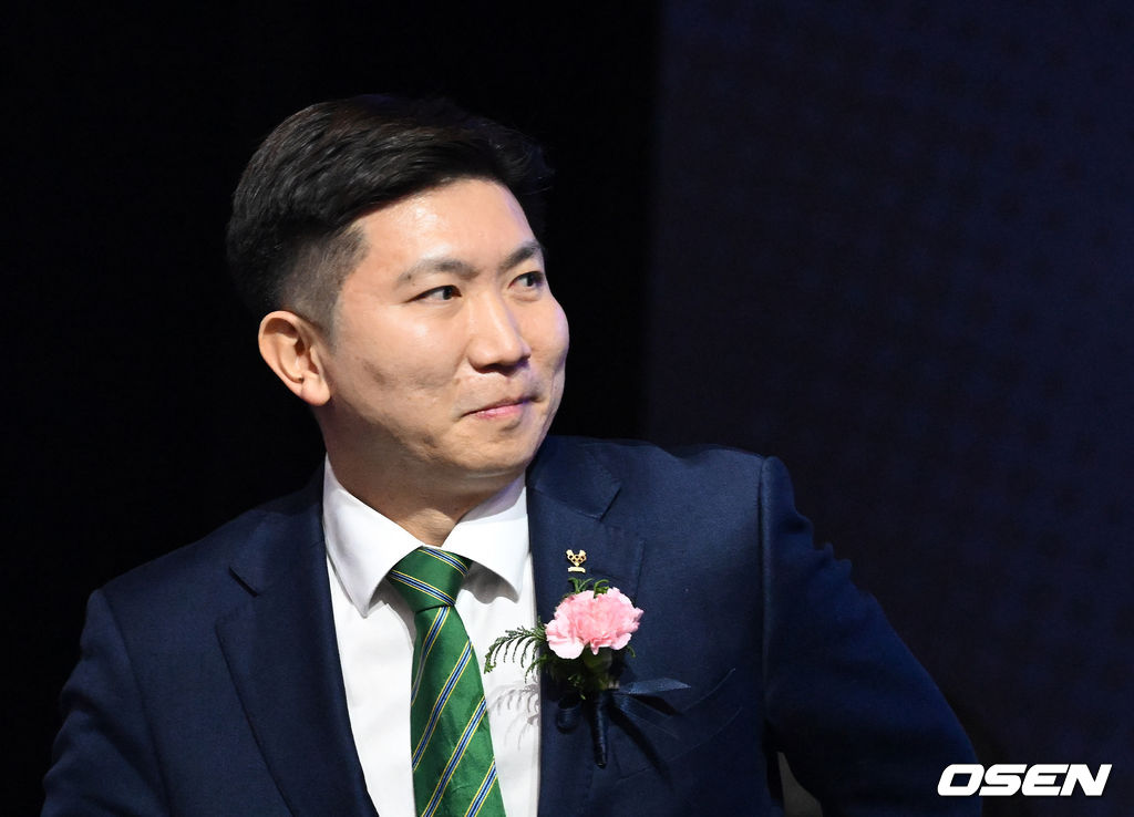 제42대 대한체육회장선거가 14일 오후 서울 송파구 올림픽공원 내 올림픽홀에서 열렸다.유승민 전 대한탁구협회장(42)이 대한체육회 새로운 수장으로 확정됐다.유승민 후보는 14일 서울시 송파구 올림픽공원 내 올림픽홀에서 열린 제42대 대한체육회장선거에서 당선됐다.그는 유효투표 1209표 중 가장 많은 417표를 얻었다. 2,3위는 이기흥(379표), 강태선(215표) 후보다.제42대 대한체육회장으로 당선된 유승민 전 대한탁구협회장이 기뻐하고 있다. 2025.1.14 / jpnews@osen.co.kr