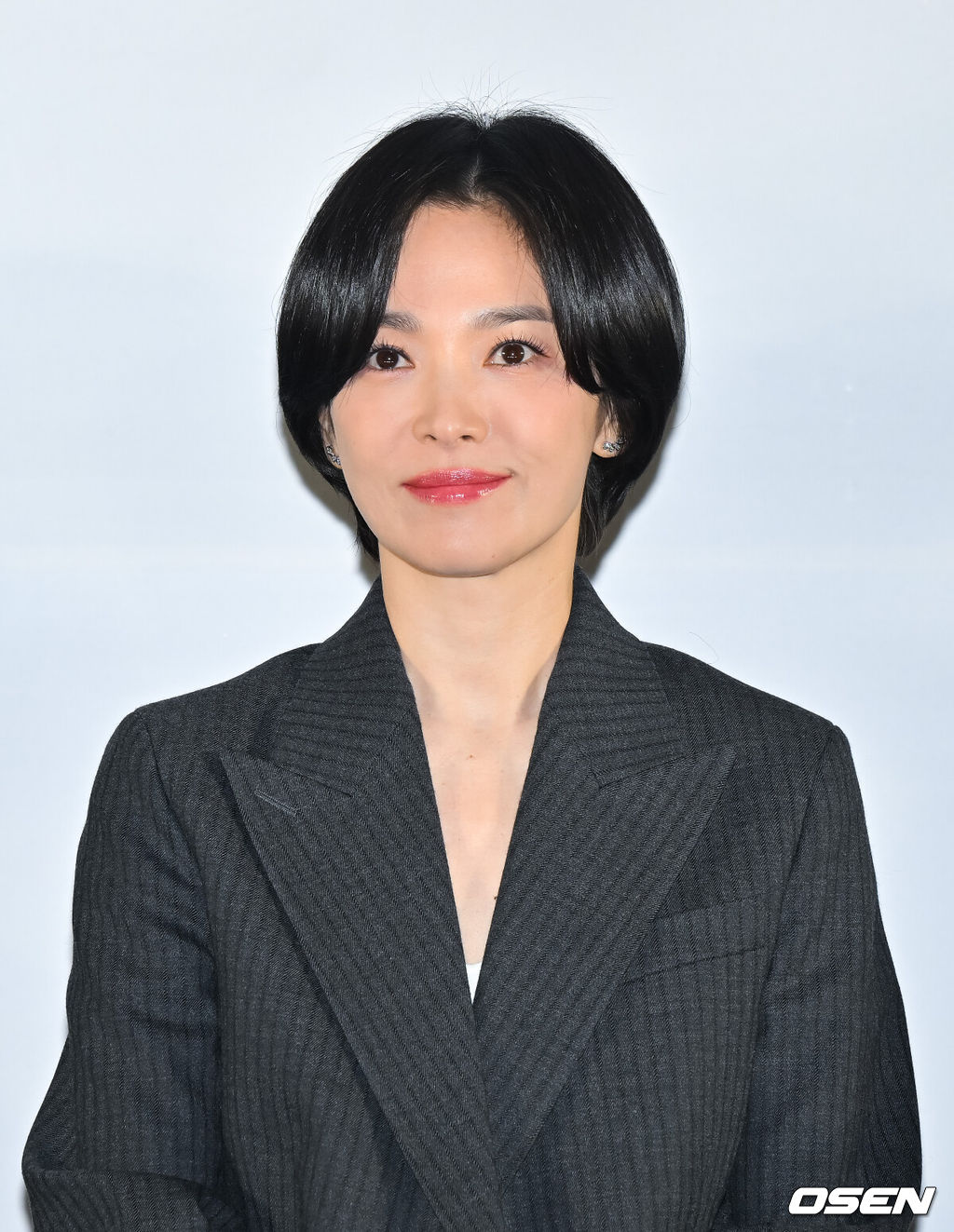 20일 오후 서울 코엑스몰 내 코엑스 메가박스에서 영화 '검은 수녀들'(감독 권혁재) 언론시사회가 진행됐다.배우 송혜교와 전여빈, 이진욱, 문우진이 출연하는 영화 '검은 수녀들'은 강력한 악령에 사로잡힌 소년을 구하기 위해 금지된 의식에 나서는 사람들의 이야기를 그린 영화. 배우 송혜교가 미소 짓고 있다.  2025.01.20 / soul1014@osen.co.kr