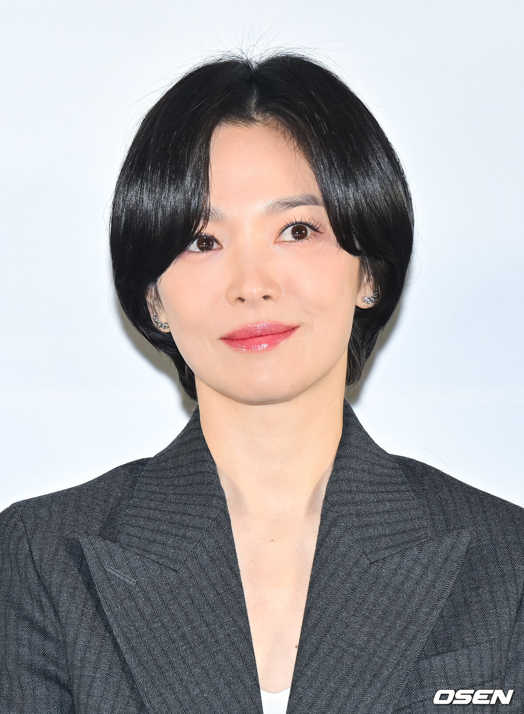 20일 오후 서울 코엑스몰 내 코엑스 메가박스에서 영화 '검은 수녀들'(감독 권혁재) 언론시사회가 진행됐다.배우 송혜교와 전여빈, 이진욱, 문우진이 출연하는 영화 '검은 수녀들'은 강력한 악령에 사로잡힌 소년을 구하기 위해 금지된 의식에 나서는 사람들의 이야기를 그린 영화. 배우 송혜교가 미소 짓고 있다.  2025.01.20 / soul1014@osen.co.kr
