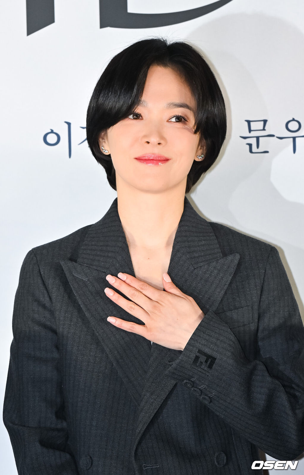 20일 오후 서울 코엑스몰 내 코엑스 메가박스에서 영화 '검은 수녀들'(감독 권혁재) 언론시사회가 진행됐다.배우 송혜교와 전여빈, 이진욱, 문우진이 출연하는 영화 '검은 수녀들'은 강력한 악령에 사로잡힌 소년을 구하기 위해 금지된 의식에 나서는 사람들의 이야기를 그린 영화. 배우 송혜교가 입장하고 있다.   2025.01.20 / soul1014@osen.co.kr