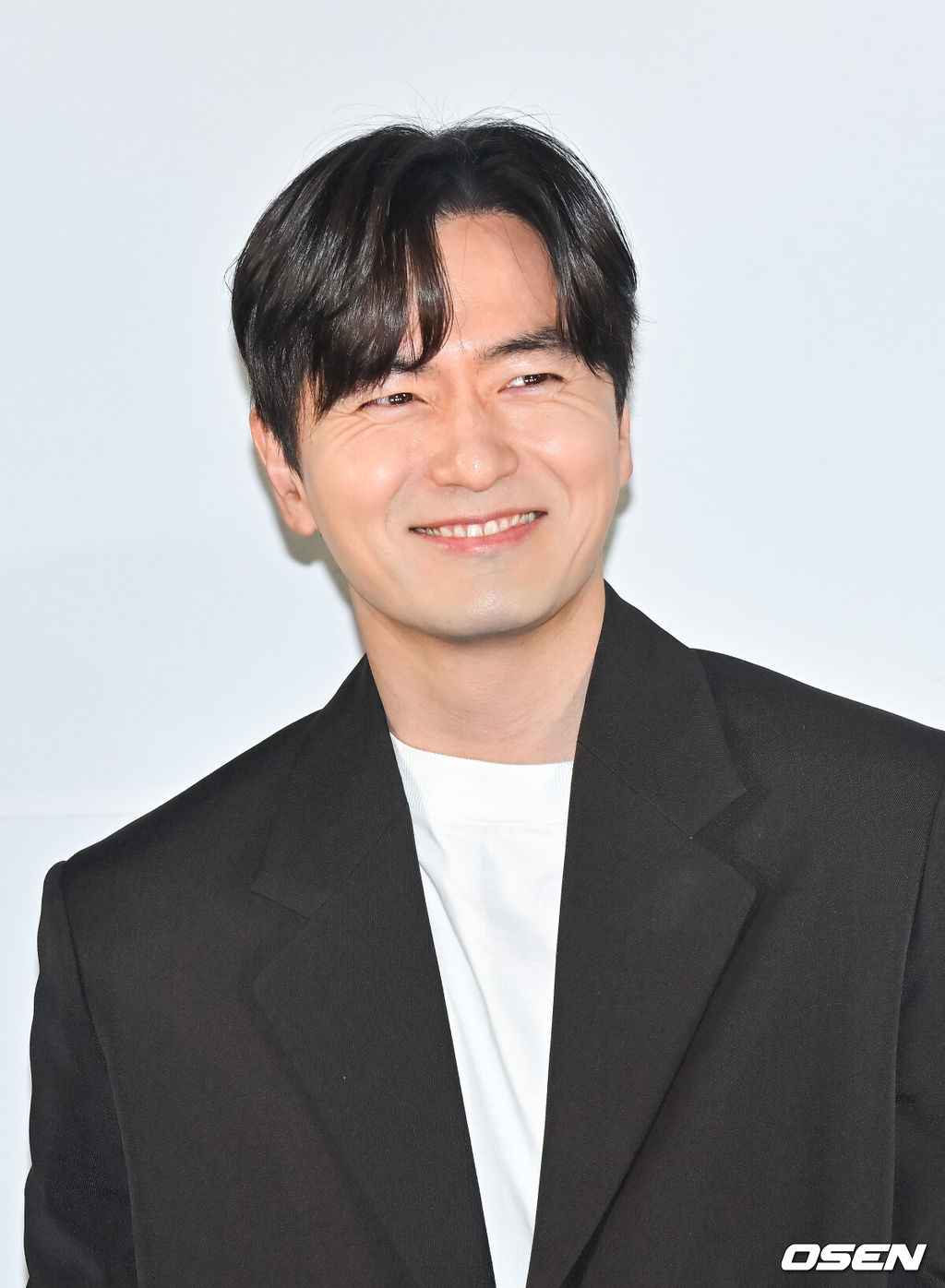 20일 오후 서울 코엑스몰 내 코엑스 메가박스에서 영화 '검은 수녀들'(감독 권혁재) 언론시사회가 진행됐다.배우 송혜교와 전여빈, 이진욱, 문우진이 출연하는 영화 '검은 수녀들'은 강력한 악령에 사로잡힌 소년을 구하기 위해 금지된 의식에 나서는 사람들의 이야기를 그린 영화. 배우 이진욱이 미소 짓고 있다. 2025.01.20 / soul1014@osen.co.kr