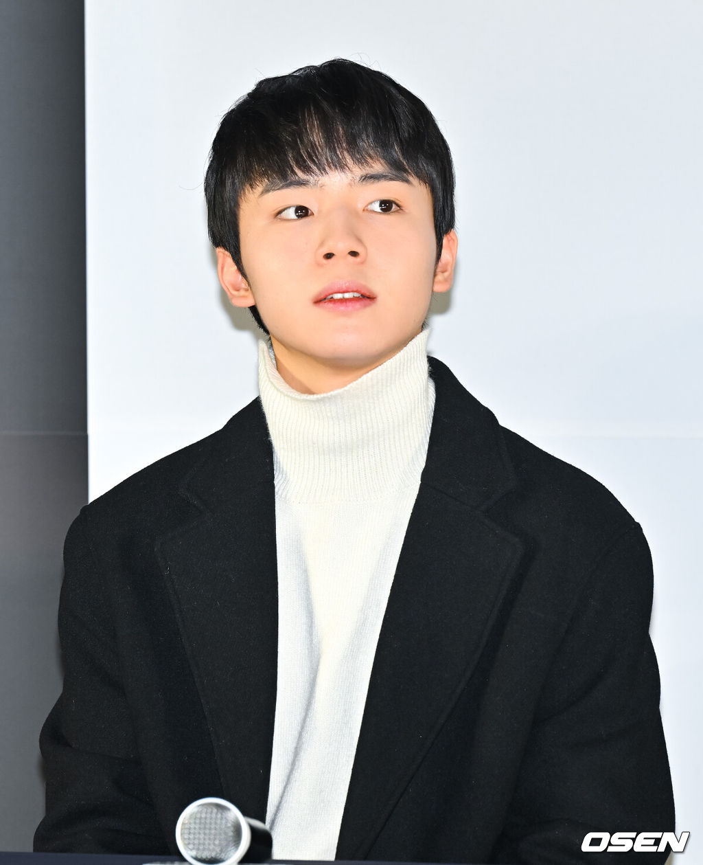20일 오후 서울 코엑스몰 내 코엑스 메가박스에서 영화 '검은 수녀들'(감독 권혁재) 언론시사회가 진행됐다.배우 송혜교와 전여빈, 이진욱, 문우진이 출연하는 영화 '검은 수녀들'은 강력한 악령에 사로잡힌 소년을 구하기 위해 금지된 의식에 나서는 사람들의 이야기를 그린 영화. 배우 문우진이 질문을 듣고 있다. 2025.01.20 / soul1014@osen.co.kr