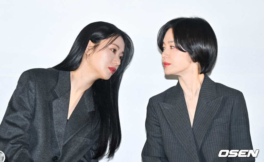 20일 오후 서울 코엑스몰 내 코엑스 메가박스에서 영화 '검은 수녀들'(감독 권혁재) 언론시사회가 진행됐다.배우 송혜교와 전여빈, 이진욱, 문우진이 출연하는 영화 '검은 수녀들'은 강력한 악령에 사로잡힌 소년을 구하기 위해 금지된 의식에 나서는 사람들의 이야기를 그린 영화. 배우 전여빈과 송혜교가 귓속말을 나누고 있다. 2025.01.20 / soul1014@osen.co.kr