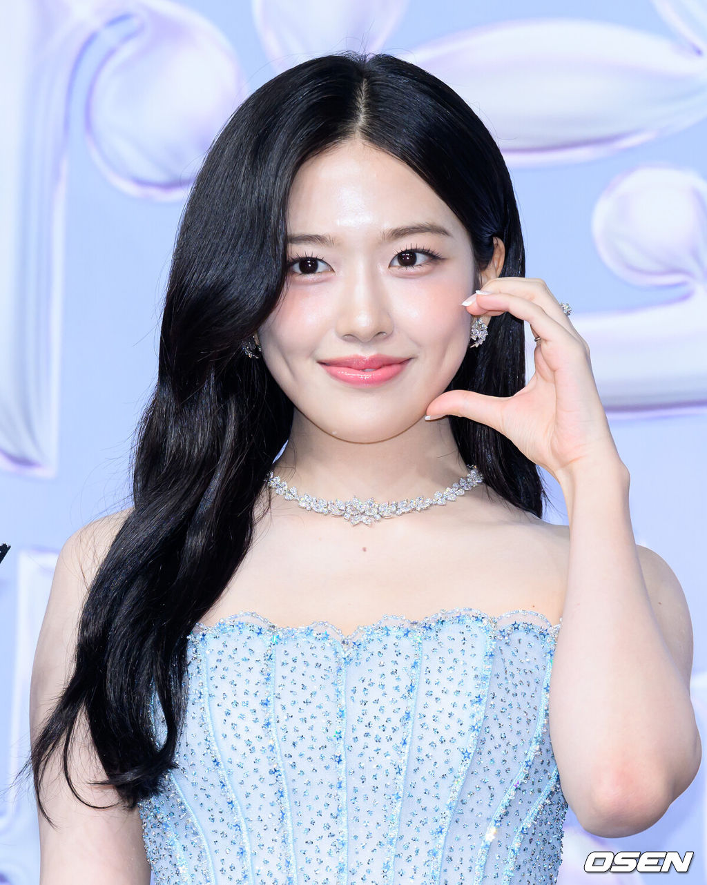 21일 오후 인천 영종도 인스파이어 아레나에서 ‘2024 SBS 가요대전 서머(2024 SBS 가요대전 Summer)’ 블루카펫 행사가 열렸다.‘2024 SBS 가요대전 Summer’는 잔나비를 비롯해 NCT 127, 온앤오프, Stray Kids, (여자)아이들, 투모로우바이투게더, 이영지, CRAVITY, WOOAH, STAYC, 엔하이픈, NMIXX, IVE, 르세라핌, 뉴진스, xikers, KISS OF LIFE, ZEROBASEONE, NCT WISH, 아일릿까지 총 20팀의 아티스트가 출연한다.그룹 아이브 안유진이 블루카펫을 밟고 있다. 2024.07.21 /sunday@osen.co.kr