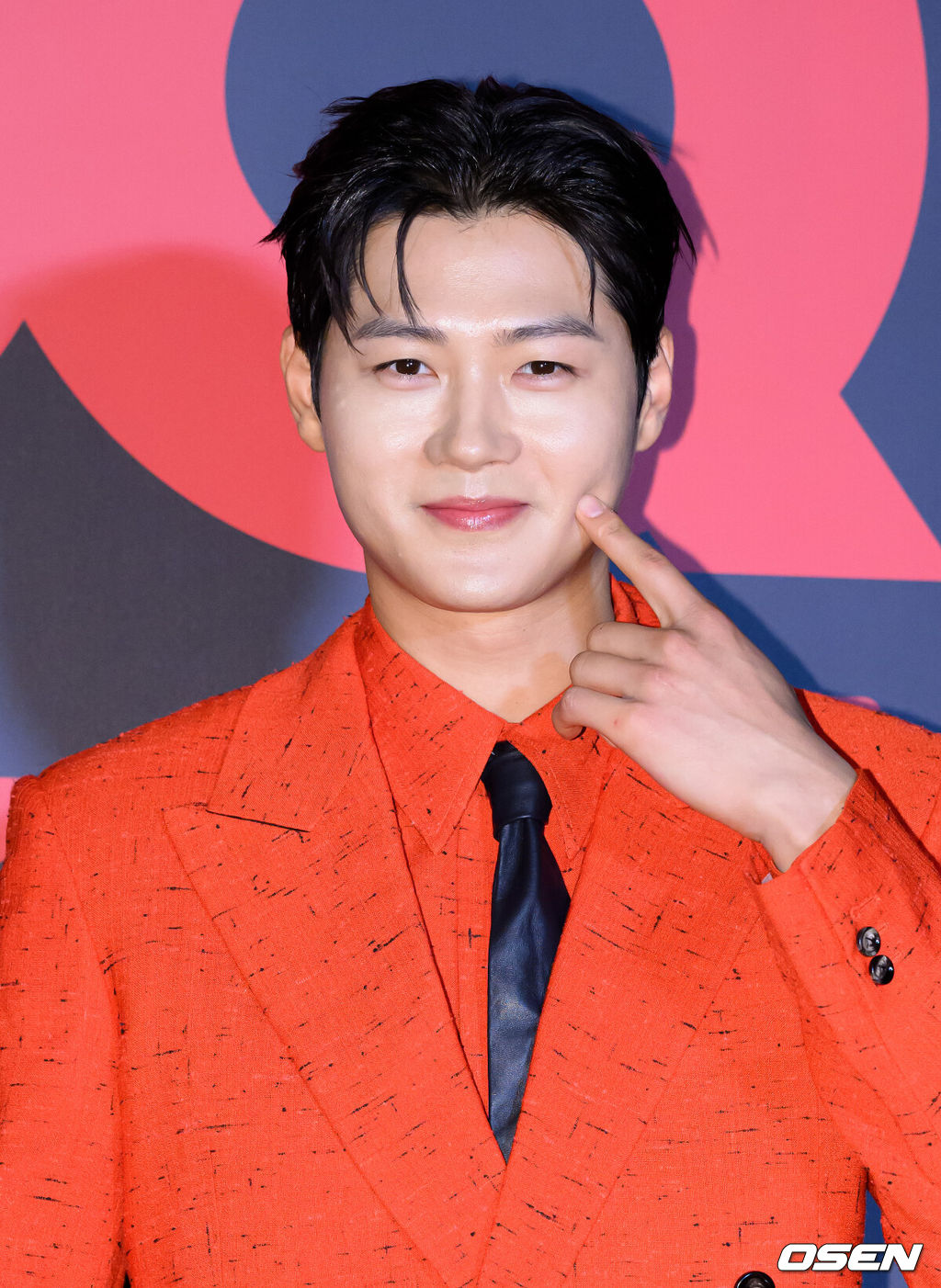 5일 오후 서울 성동구 앤더슨씨 성수에서 2024 지큐 나이트 행사 기념 포토콜 행사가 열렸다.이날 이종원, 오상욱, 투바투 연준,이정재, 안성재 쉐프, 김도형 바텐더,스테파 최호종, 강경호, 김종철, 기무간, 김혜현 등이 참석해 자리를 빛냈다.펜싱 오상욱이 포토타임을 가지고 있다. 2024.12.05/sunday@osen.co.kr