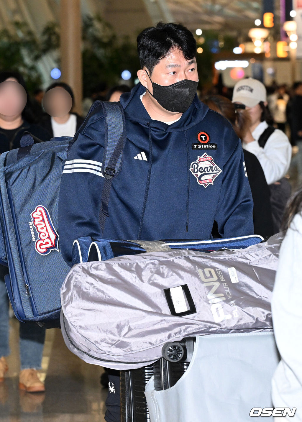 두산 베어스 양의지, 정수빈, 양석환, 이영하, 김대한, 이병헌이 19일 스프링캠프 선발대로 인천공항을 통해 호주 시드니로 출국했다.스프링캠프 인원은 이승엽 감독을 포함한 코칭스태프 13명과 선수단 44명 등 총 57명이다. 투수 22명, 포수 4명, 내야수 9명, 외야수 9명이 참가한다. 신인 중에서는 1라운드 지명자 내야수 박준순과 3라운드 지명자 투수 홍민규가 이름을 올렸다.두산 양의지가 출국장으로 이동하고 있다. 2025.01.19 /sunday@osen.co.kr