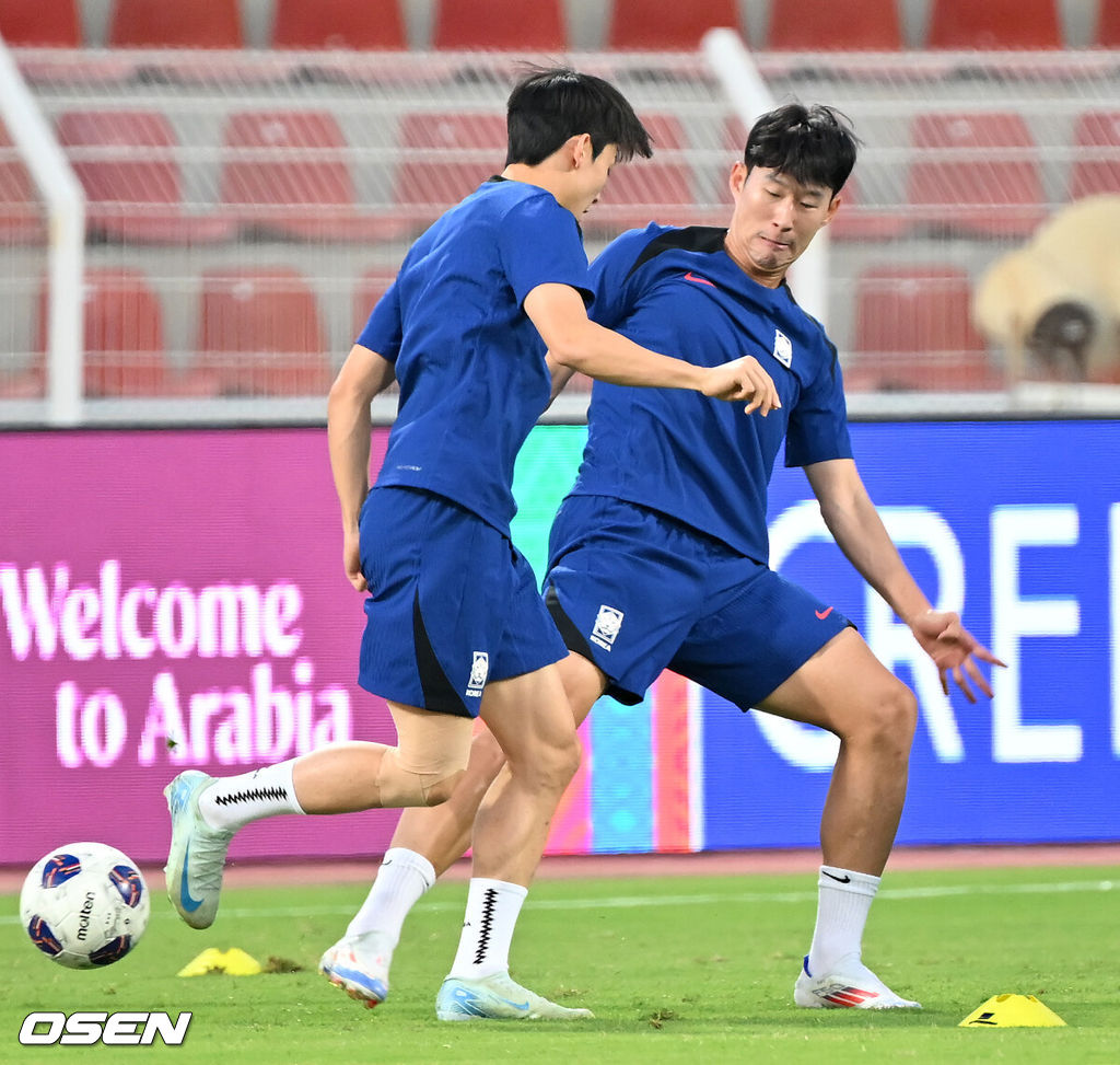 홍명보 감독이 이끄는 대한민국 축구대표팀 이 9일(현지시간) 오만 무스카트 술탄 카부스 종합운동장에서 공식 훈련을 가졌다.대한민국 축구대표팀은 오는 10일 오만과 2026 국제축구연맹(FIFA) 북중미 월드컵 아시아지역 3차 예선 B조 조별리그 2차전을 갖는다.대한민국 축구대표팀이 손흥민과 양민혁이 볼다툼을 하고 있다. 2024.09.09 / rumi@osen.co.kr