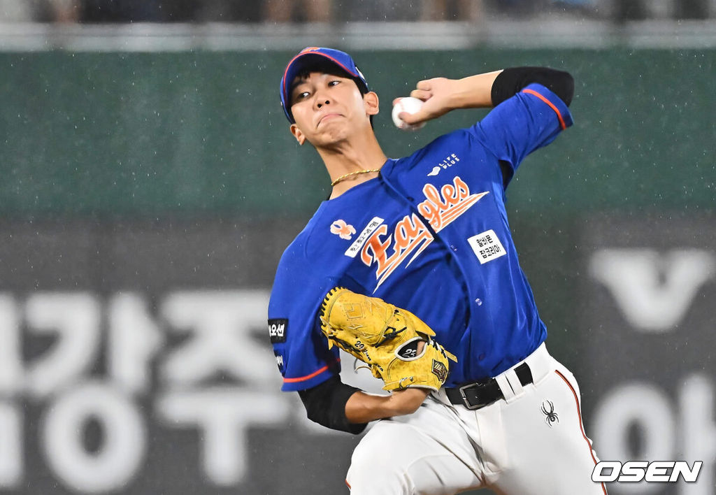 29일 부산 사직야구장에서 2024 신한 SOL 뱅크 KBO 리그 롯데 자이언츠와 한화 이글스의 경기가 열렸다. 홈팀 롯데는 윌커슨이 선발 출전하고 한화는 바리아가 선발 출전했다.한화 이글스 황준서가 역투하고 있다. 2024.08.29 / foto0307@osen.co.kr