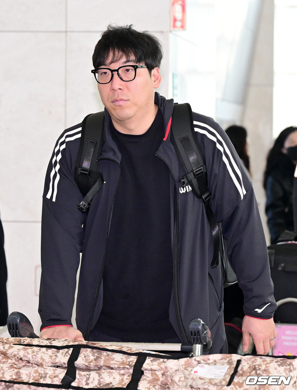 프로야구 LG 트윈스가 23일 오전 미국 애리조나에서 열리는 스프링캠프를 위해 인천공항을 통해 출국했다.2025 LG 애리조나 스프링캠프에는 염경엽 감독을 비롯한 코칭스태프 18명, 그리고 주장 박해민을 비롯한 선수 42명이 참가한다. 미국 스프링캠프를 마친 엘지는 오는 2월 24일 일본 오키나와에서 2차 스프링캠프를 펼칠 예정이다.LG 김현수가 출국장으로 향하고 있다. 2025.01.23 / dreamer@osen.co.kr