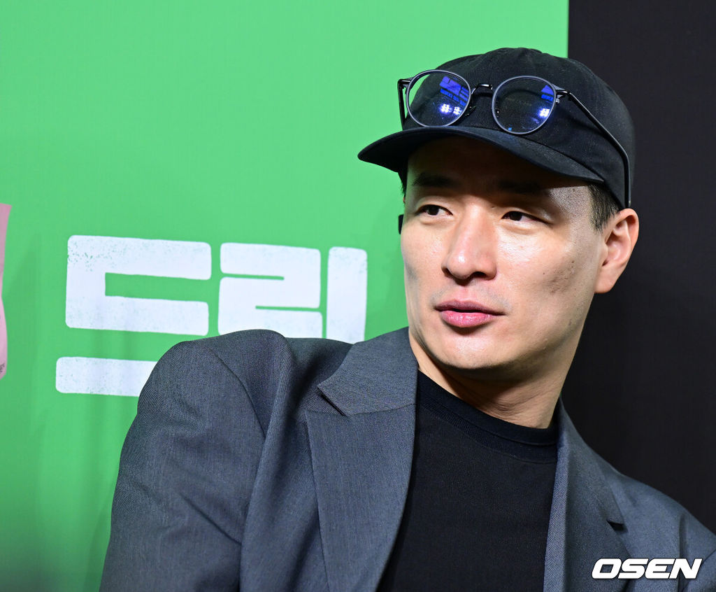 24일 오후 서울 강남구 삼성동 메가박스 코엑스에서 영화 '드림' 오픈 쇼케이스 & VIP 시사회가 열렸다.'드림'은 개념 없는 전직 축구선수 홍대(박서준 분)와 열정 없는 PD 소민(아이유 분)이 집 없는 오합지졸 국대 선수들과 함께 불가능한 꿈에 도전하는 이야기를 그린 영화. 오는 26일 개봉.이병헌 감독이 간담회를 하고 있다. 2023.04.24 /jpnews@osen.co.kr