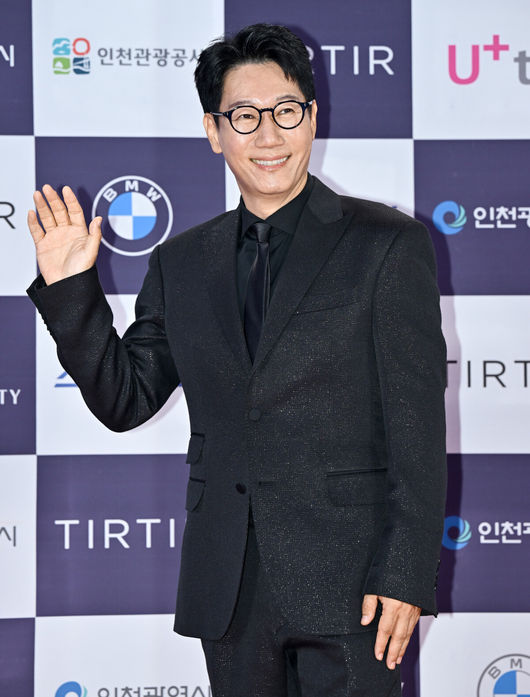 제3회 청룡시리즈어워즈 레드카펫 및 포토월 행사가 19일 인천 파라다이스시티에서 열렸다.청룡시리즈어워즈는 2022년 대한민국 최초로 시도된 오리지널 스트리밍 시리즈를 대상으로 하는 시상식이다. 사회는 전현무와 임윤아로 3년 연속 호흡을 맞춘다.배우 지석진이 포즈를 취하고 있다. 2024.07.19 /cej@osen.co.kr
