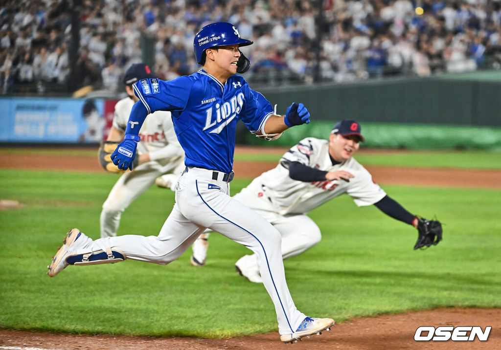 6일 부산 사직야구장에서 2024 신한 SOL 뱅크 KBO 리그 롯데 자이언츠와 삼성 라이온즈의 경기가 열렸다. 홈팀 롯데는 김진욱이 선발 출전하고 삼성은 육선엽이 선발 출전했다.삼성 라이온즈 양도근이 8회초 1사 1루 번트 안타를 치고 1루로 진루하고 있다. 2024.09.06 / foto0307@osen.co.kr