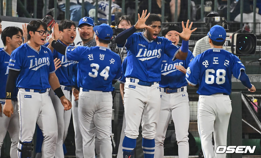 6일 부산 사직야구장에서 2024 신한 SOL 뱅크 KBO 리그 롯데 자이언츠와 삼성 라이온즈의 경기가 열렸다. 홈팀 롯데는 김진욱이 선발 출전하고 삼성은 육선엽이 선발 출전했다.삼성 라이온즈 양도근이 6회말 1사 1, 3루 강민호의 1루 견제 폭투때 1루주자 롯데 자이언츠 박승욱을 태그 아웃시키고 홈 쇄도하는 윤동희까지 잡고 동료들의 환영을 받고 있다. 2024.09.06 / foto0307@osen.co.kr