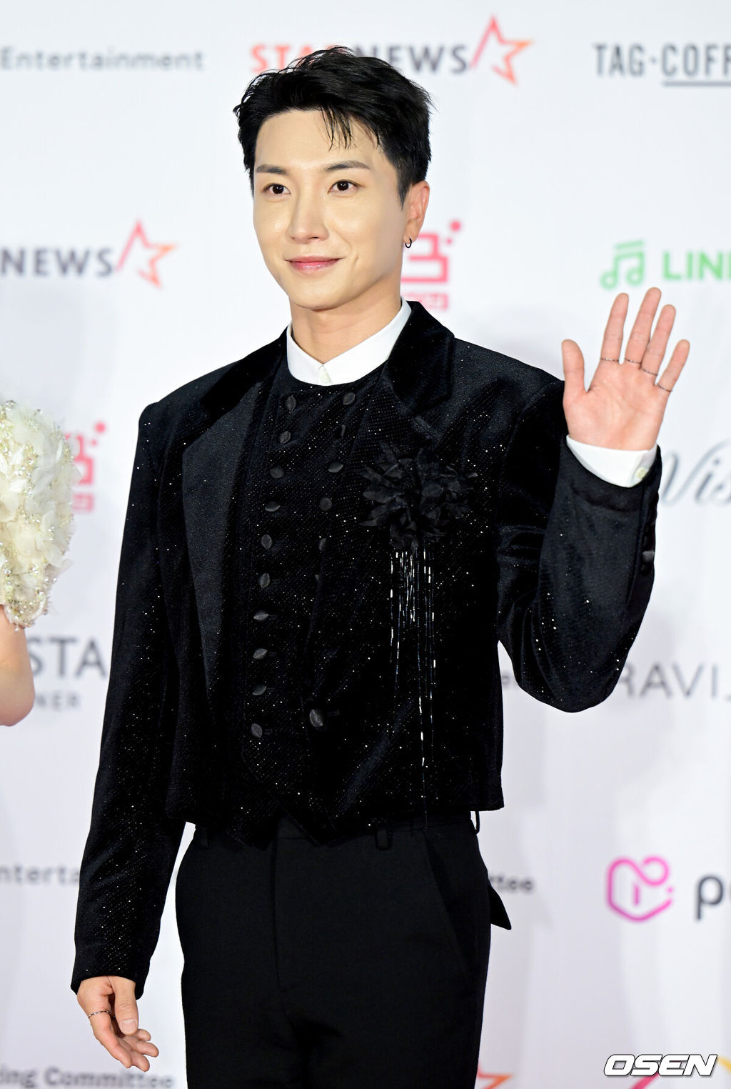 13일 오후(현지시간) 일본 나고야시 종합체육관에서 '2022 Asia Artist Awards IN JAPAN’ 레드카펫 행사가 진행됐다.슈퍼주니어 이특이 포즈를 취하고 있다. 2022.12.13 /ksl0919@osen.co.kr