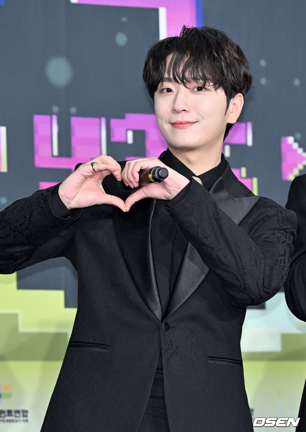 16일 오후 서울 잠실 실내체육관에서 ‘2022 KBS 가요대축제:Y2K’ 레드카펫 행사가 진행됐다.그룹 포레스텔라 고우림이 무대 위에서 포즈를 취하고 있다. 2022.12.16 /rumi@osen.co.kr