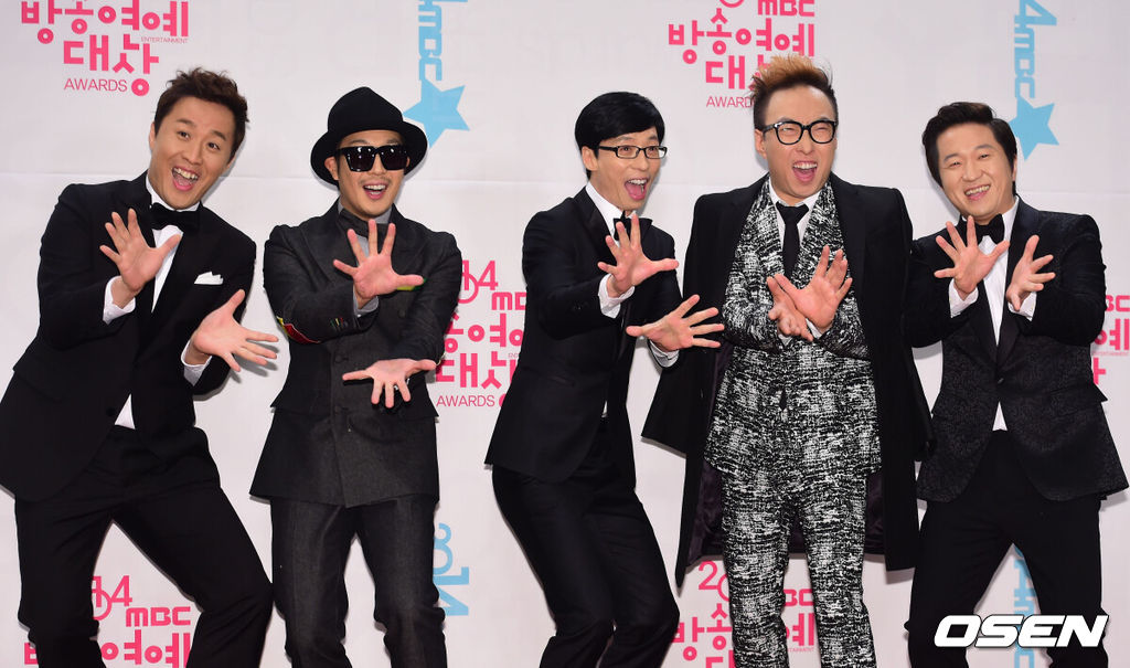 29일 오후 서울 상암 MBC 미디어센터 공개홀에서 진행된 'MBC 방송연예대상'에서 정준하 하하 유재석 박명수 정형돈이 포토타임을 하고 있다.2014 MBC 방송연예대상은 2014년을 빛낸 예능인들이 한 자리에 모이는 화합의 장으로 방송인 김성주와 배우 김성령, 그룹 ‘제국의 아이들’의 박형식의 진행으로 막을 올린다.MBC는 한 해 동안 MBC를 사랑해준 많은 시청자들에게 더욱 친근하게 다가가는 것은 물론, 시청자들의 참여로 더욱 풍성한 시상식을 만들기 위해 투표제를 도입했다. 뿐만 아니라 시청자들의 뜨거운 사랑을 받았던 MBC 예능프로그램의 출연자들이 총출동해 현재 MBC에서 방송 중인 예능프로그램 중 가장 탐나는 프로그램은 무엇인지 밝힌다. '나 혼자 산다’ 팀의 무지개 회원들이 화려한 오프닝 축하무대를 꾸미고, ‘2014 예능 여신들’이 극비리에 축하공연을 선보인다. ‘우리 결혼했어요’에서 신혼 생활을 즐기고 있는 가수 홍진영과 걸그룹 걸스데이 유라, ‘일밤-진짜 사나이’의 여군 특집에서 ‘이이잉’ 애교로 대한민국을 후끈 달군 걸스데이 혜리, 그리고 배우 김소현 등이 파격적인 변신을 준비하고 있다. 한편, MBC 연예대상은 이날 오후 8시 55분 MBC를 통해 생중계된다. /ouxou@osen.co.kr