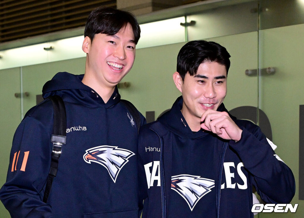 한화에 합류한 엄상백(왼쪽)과 심우준이 호주 캠프 출국 전 포즈를 취하고 있다. 2025.01.22 / dreamer@osen.co.kr