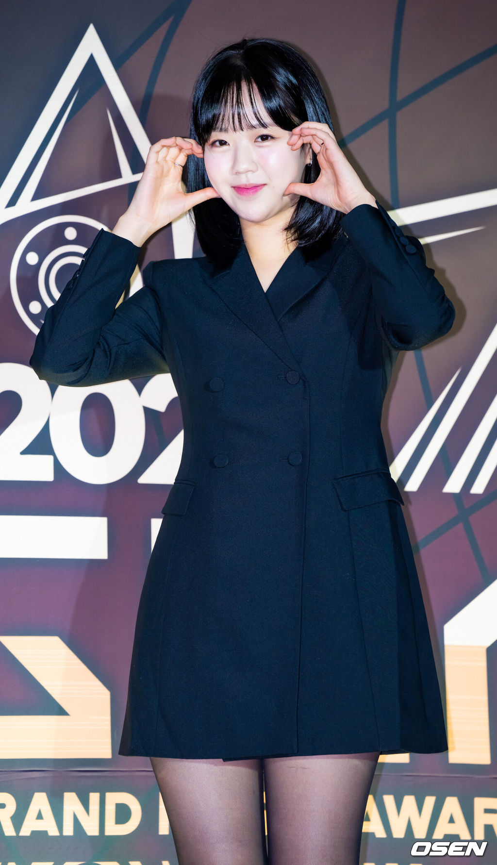 16일 오후 인천 영종도의 한 리조트 공연장 미팅룸에서 '제1회 코리아 그랜드 뮤직 어워즈(KGMA)' 1일차 레드카펫 포토월 행사가 진행됐다.16일과 17일 양일간 열리는 '2024 KGMA'는 새로운 K팝 축제를 표방하는 시상식으로 배우 남지현과 뉴진스 하니, 에스파 윈터가 이틀에 걸쳐 MC로 호흡을 맞춘다.배우 지예은이 입장하며 포즈를 취하고 있다. 2024.11.16 / rumi@osen.co.kr
