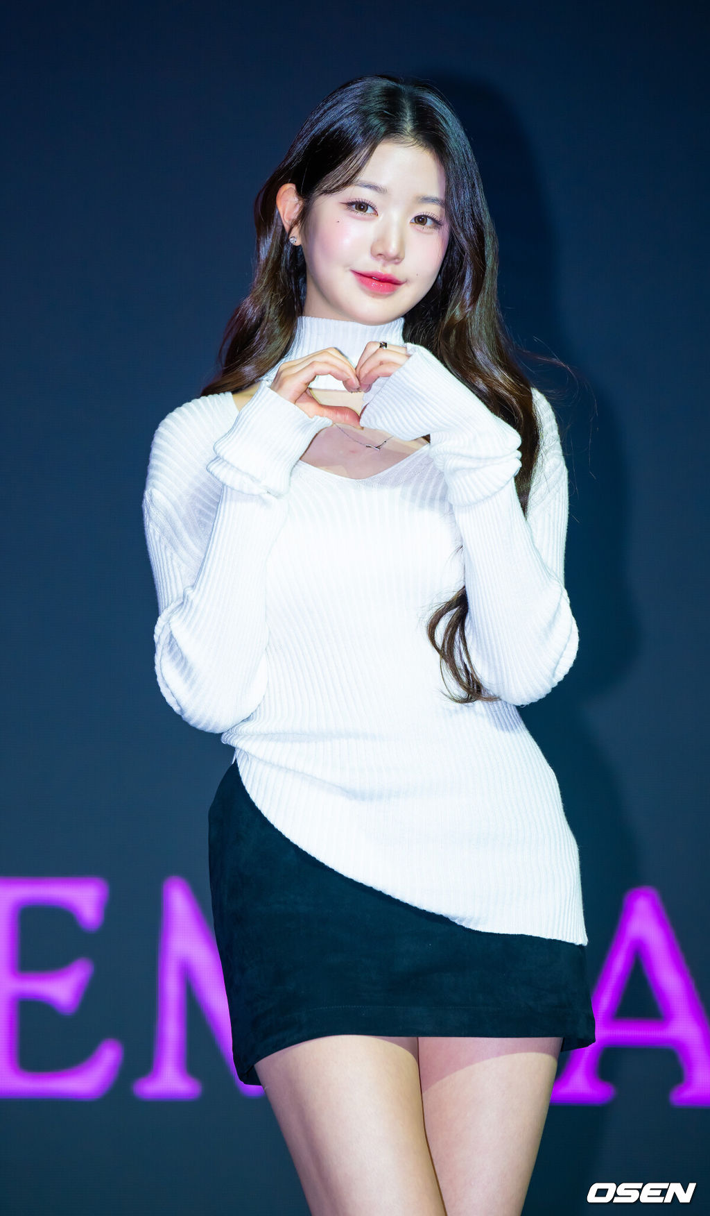 아이브(IVE : 안유진·가을·레이·장원영·리즈·이서) 세 번째 미니 앨범 '아이브 엠파시(IVE EMPATHY)' 발매 기자간담회가 3일 서울 영등포구 콘래드 서울 호텔에서 열렸다.아이브는 지난달 13일 신보의 더블 타이틀곡 중 하나인 '레블 하트(REBEL HEART)'를 선공개하며 컴백 전 분위기를 예열했다. 아이브는 오늘 이날 공개되는 또 다른 타이틀곡 '애티튜드(ATTITUDE)'를 통해 상반된 매력을 선사할 예정이다.아이브 장원영이 무대 위에서 포즈를 취하고 있다. 2025.02.03 / rumi@osen.co.kr