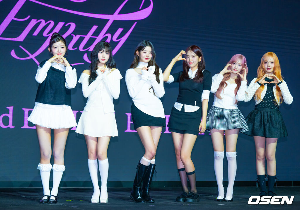 아이브(IVE : 안유진·가을·레이·장원영·리즈·이서) 세 번째 미니 앨범 '아이브 엠파시(IVE EMPATHY)' 발매 기자간담회가 3일 서울 영등포구 콘래드 서울 호텔에서 열렸다.아이브는 지난달 13일 신보의 더블 타이틀곡 중 하나인 '레블 하트(REBEL HEART)'를 선공개하며 컴백 전 분위기를 예열했다. 아이브는 오늘 이날 공개되는 또 다른 타이틀곡 '애티튜드(ATTITUDE)'를 통해 상반된 매력을 선사할 예정이다.아이브 멤버들이 무대 위에서 포즈를 취하고 있다. 2025.02.03 / rumi@osen.co.kr