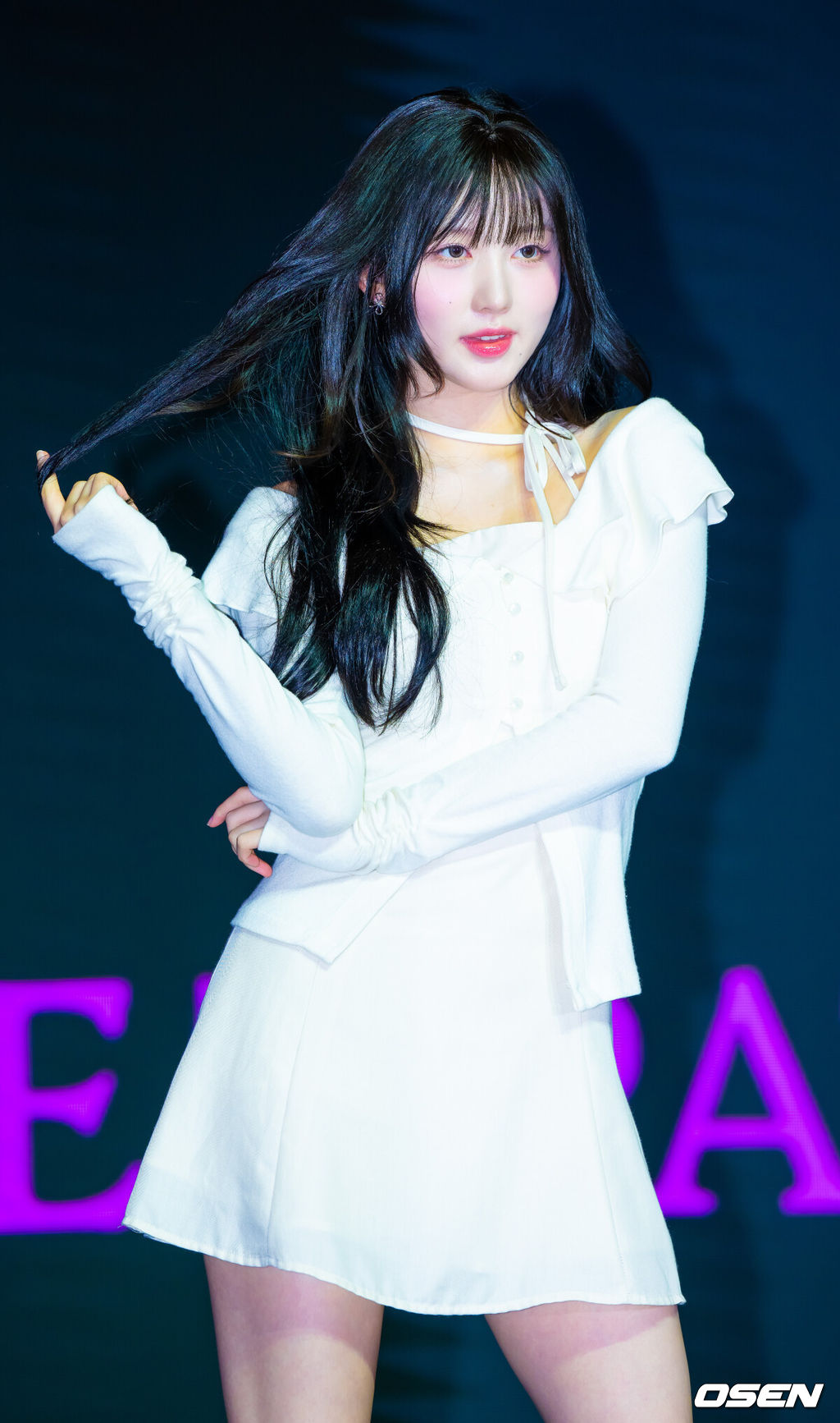 아이브(IVE : 안유진·가을·레이·장원영·리즈·이서) 세 번째 미니 앨범 '아이브 엠파시(IVE EMPATHY)' 발매 기자간담회가 3일 서울 영등포구 콘래드 서울 호텔에서 열렸다.아이브는 지난달 13일 신보의 더블 타이틀곡 중 하나인 '레블 하트(REBEL HEART)'를 선공개하며 컴백 전 분위기를 예열했다. 아이브는 오늘 이날 공개되는 또 다른 타이틀곡 '애티튜드(ATTITUDE)'를 통해 상반된 매력을 선사할 예정이다.아이브 가을이 무대 위에서 포즈를 취하고 있다. 2025.02.03 / rumi@osen.co.kr