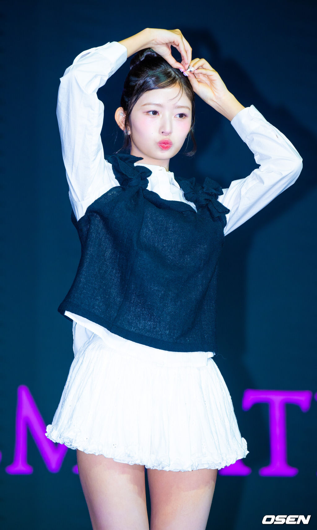 아이브(IVE : 안유진·가을·레이·장원영·리즈·이서) 세 번째 미니 앨범 '아이브 엠파시(IVE EMPATHY)' 발매 기자간담회가 3일 서울 영등포구 콘래드 서울 호텔에서 열렸다.아이브는 지난달 13일 신보의 더블 타이틀곡 중 하나인 '레블 하트(REBEL HEART)'를 선공개하며 컴백 전 분위기를 예열했다. 아이브는 오늘 이날 공개되는 또 다른 타이틀곡 '애티튜드(ATTITUDE)'를 통해 상반된 매력을 선사할 예정이다.아이브 레이가 무대 위에서 포즈를 취하고 있다. 2025.02.03 / rumi@osen.co.kr