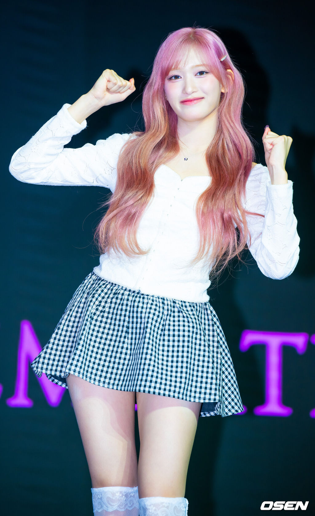 아이브(IVE : 안유진·가을·레이·장원영·리즈·이서) 세 번째 미니 앨범 '아이브 엠파시(IVE EMPATHY)' 발매 기자간담회가 3일 서울 영등포구 콘래드 서울 호텔에서 열렸다.아이브는 지난달 13일 신보의 더블 타이틀곡 중 하나인 '레블 하트(REBEL HEART)'를 선공개하며 컴백 전 분위기를 예열했다. 아이브는 오늘 이날 공개되는 또 다른 타이틀곡 '애티튜드(ATTITUDE)'를 통해 상반된 매력을 선사할 예정이다.아이브 이서가 무대 위에서 포즈를 취하고 있다. 2025.02.03 / rumi@osen.co.kr