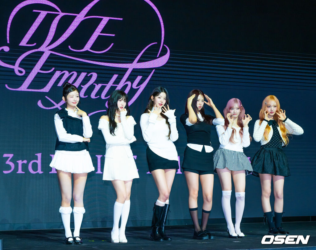 아이브(IVE : 안유진·가을·레이·장원영·리즈·이서) 세 번째 미니 앨범 '아이브 엠파시(IVE EMPATHY)' 발매 기자간담회가 3일 서울 영등포구 콘래드 서울 호텔에서 열렸다.아이브는 지난달 13일 신보의 더블 타이틀곡 중 하나인 '레블 하트(REBEL HEART)'를 선공개하며 컴백 전 분위기를 예열했다. 아이브는 오늘 이날 공개되는 또 다른 타이틀곡 '애티튜드(ATTITUDE)'를 통해 상반된 매력을 선사할 예정이다.아이브 멤버들이 무대 위에서 포즈를 취하고 있다. 2025.02.03 / rumi@osen.co.kr