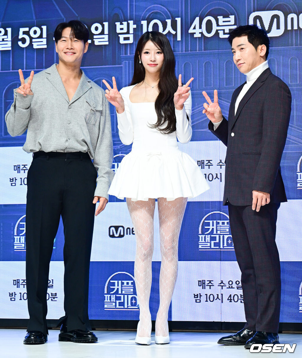 4일 오전 서울 강남구 엘리에나 호텔에서 Mnet '커플팰리스2' 제작발표회가 열렸다. 완벽한 결혼 상대를 찾는 싱글남녀들을 위한 대규모 커플 매칭 서바이벌로, ‘결혼정보회사(결정사)’ 못지않은 극사실적 매칭 시스템을 통해 평생을 함께하고 싶은 동반자를 찾는 스토리를 담아낸다.가수 김종국, 미주, 개그맨 유세윤이 포즈를 취하고 있다. 2025.02.04 / ksl0919@osen.co.kr