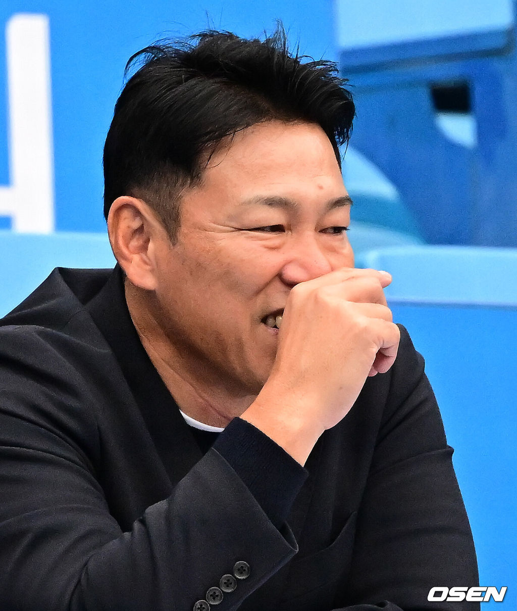 25일 대구삼성라이온즈파크에서 2024 신한 SOL뱅크 KBO 한국시리즈 3차전 삼성 라이온즈와 KIA 타이거즈의 경기가 열렸다.삼성은 대니 레예스, KIA는 에릭 라우어를 선발 투수로 내세웠다.일본야구대표팀 이바타 히로카즈 감독이 한국시리즈를 찾아 관중석에서 이야기를 나누고 있다. 2024.10.25 / jpnews@osen.co.kr