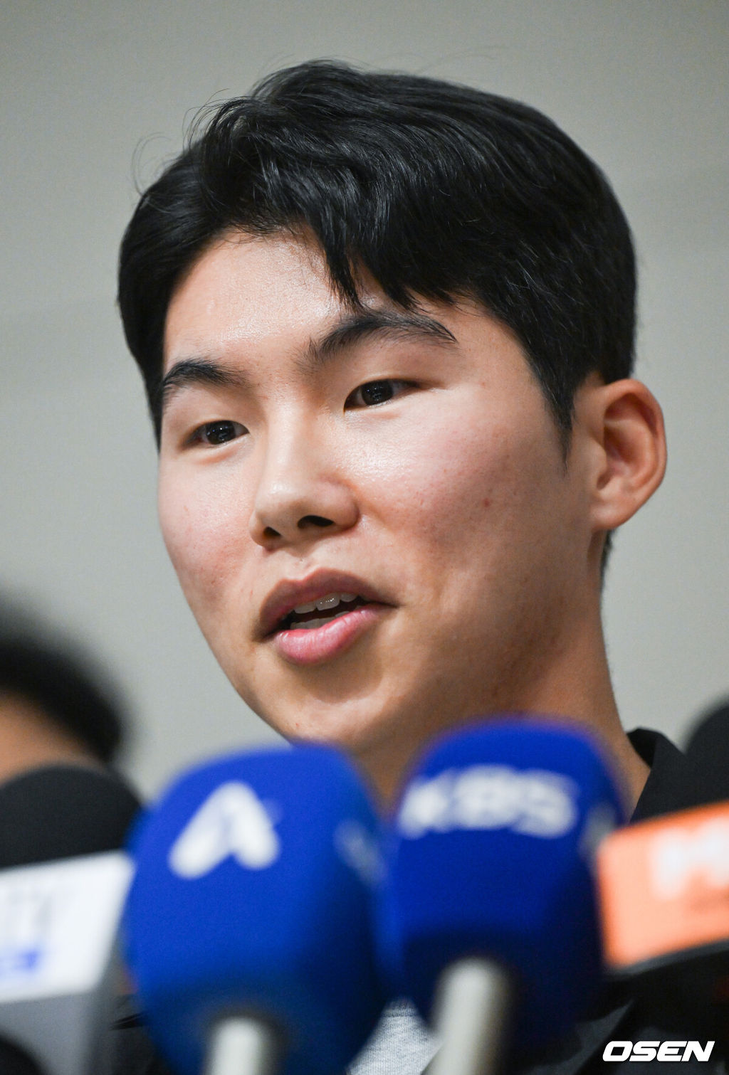 미국 메이저리그(MLB) LA 다저스와 계약을 맺은 내야수 김혜성이 14일 오후 인천국제공항을 통해 미국으로 출국했다.김혜성은 포스팅 마감 시한을 불과 4시간 앞둔 지난 4일 다저스와 3년 보장 1250만달러, 3+2년 최대 2200만달러(약 324억 원)에 사인했다. 김혜성이 출국에 앞서 인터뷰를 하고 있다   2025.01.14 / 