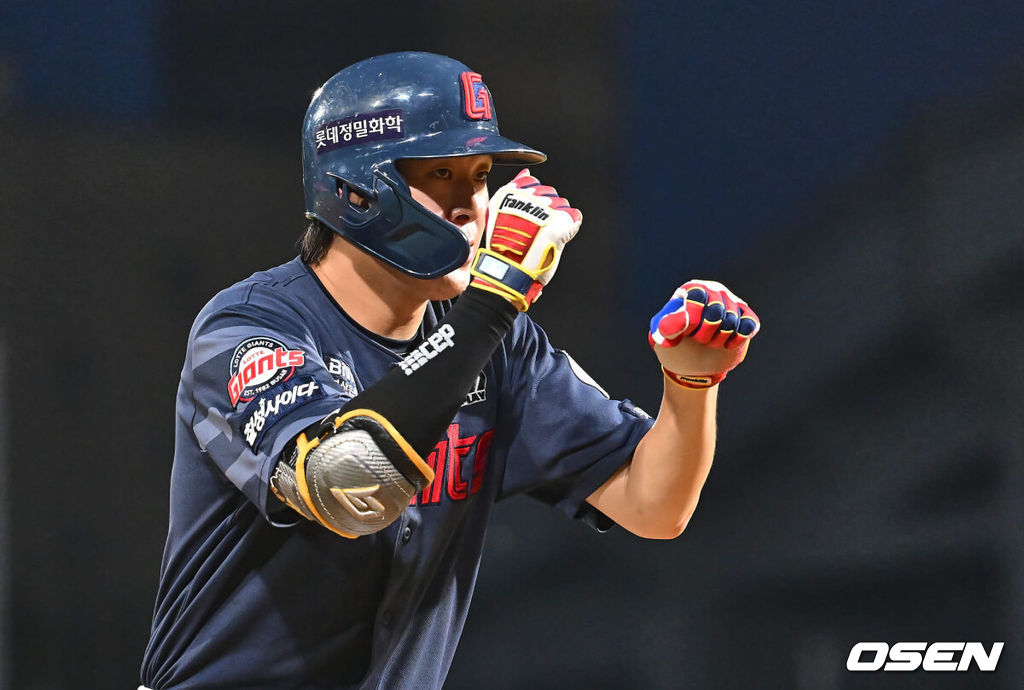 27일 창원NC파크에서 2024 신한 SOL 뱅크 KBO 리그 NC 다이노스와 롯데 자이언츠의 경기가 열렸다. 홈팀 NC는 김시훈이 방문팀 롯데는 반즈가 선발 출전했다. 롯데 자이언츠 나승엽이 7회초 2사 1,2루 우익수 오른쪽 2타점 3루타를 치고 세리머니를 하고 있다. 2024.07.27 /