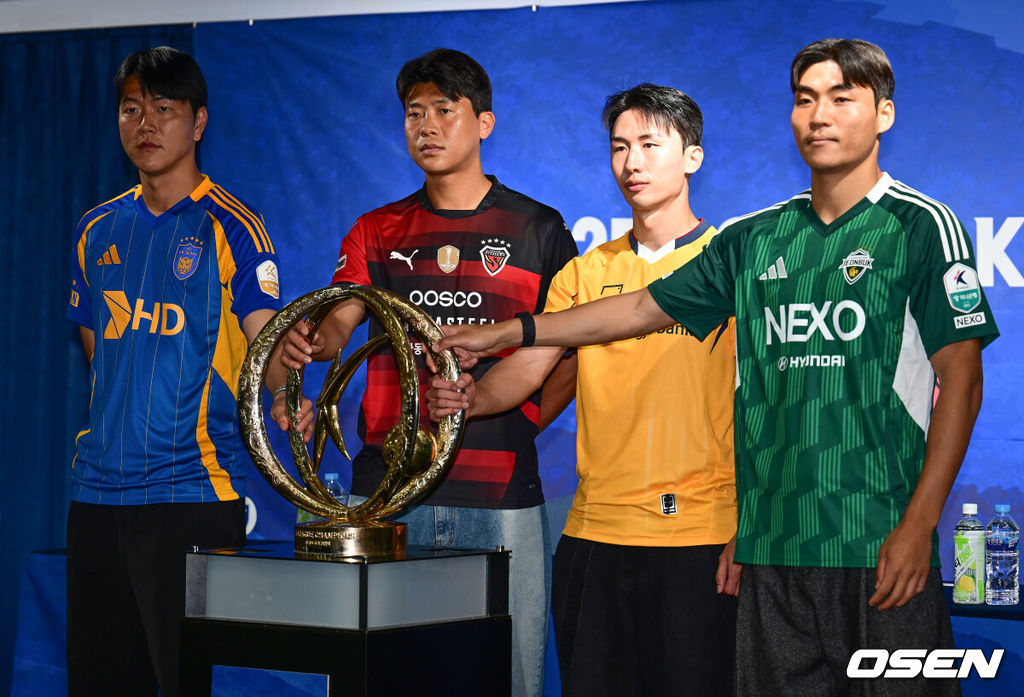 5일 오전 서울 종로구 대한축구협회 축구회관에서 2024-25 ACL 참가 K리그 4개팀 미디어데이 행사가 열렸다. K리그에서 광주 FC, 전북 현대, 울산 HD, 포항 스틸러스가 참가한다. 울산 김영권, 포항 전민광, 광주 이민기, 전북 박진섭이 기념촬영을 하고 있다. 2025.02.05 / ksl0919@osen.co.kr  