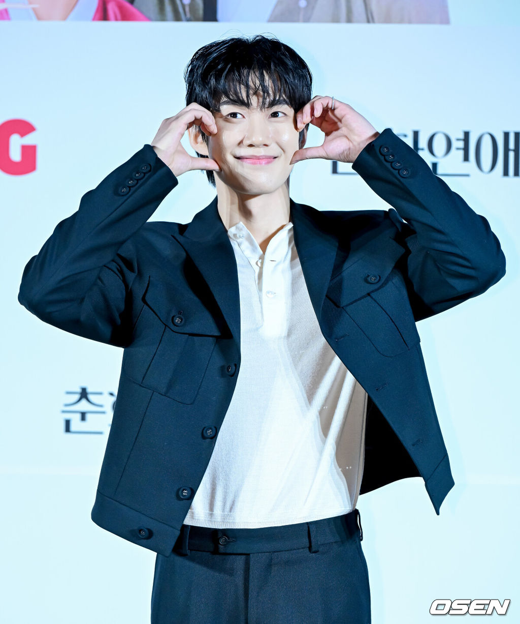 5일 오후 서울 용산구 한강로동 CGV 용산아이파크몰에서 티빙 오리지널 시리즈 ‘춘화연애담’ 제작발표회가 열렸다.'춘화연애담'은 파격적인 연담집 ‘춘화연애담’으로 도성이 들썩이는 가운데 첫사랑에 실패한 공주 화리(고아라 분)가 직접 부마를 찾겠다는 선언에 도성 최고 바람둥이 환(장률 분)과 1등 신랑감 장원(강찬희 분)이 휘말리게 되면서 벌어지는 로맨틱 청춘사극으로 오는 2월 6일(목) 첫 공개를 앞두고 있다.배우 손우현이 포토타임을 하고 있다. 2025.02.05/ jpnews@osen.co.kr