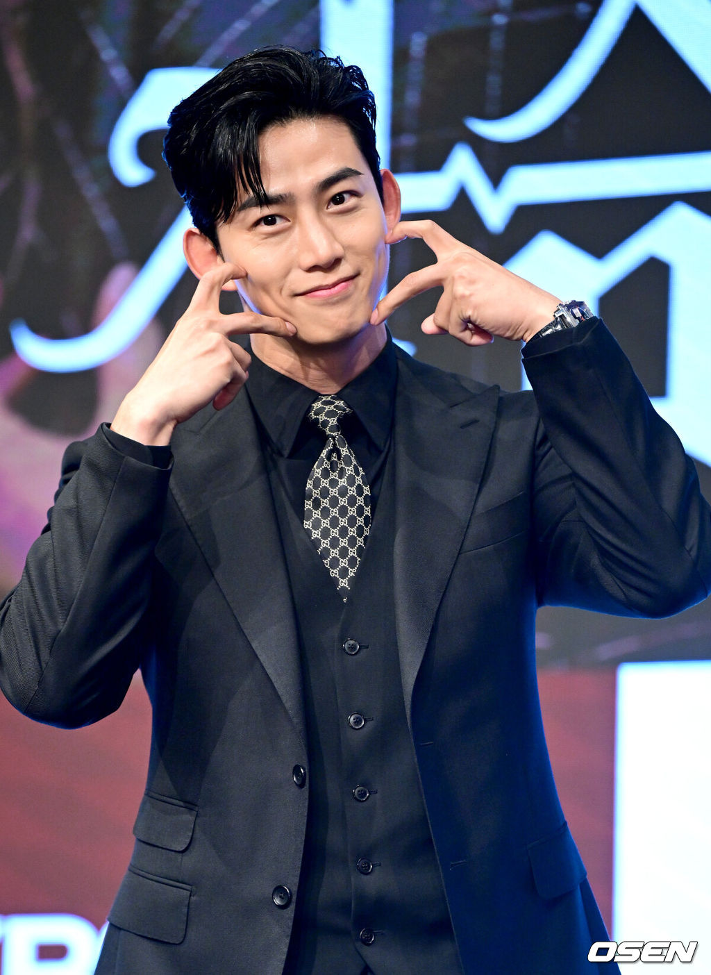 26일 오후 서울 신도림동 디큐브시티 더 세인트에서 KBS 2TV 새 월화드라마 ‘가슴이 뛴다’ 제작발표회가 열렸다.드라마 ‘가슴이 뛴다’는 100년 중 하루 차이로 인간이 되지 못한 반인뱀파이어 선우혈(옥택연)과 인간미라고는 찾아볼 수 없는 여자 주인해(원지안)가 어쩌다 동거를 시작, 진정한 온기를 찾아가는 아찔한 목숨 담보 공생 로맨스다.가수 겸 배우 옥택연이 포토타임을 하고 있다. 2023.06.26 / dreamer@osen.co.kr