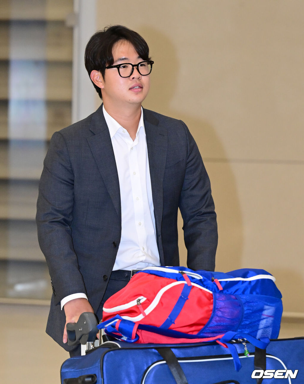 4일 오후 미국 괌에서 1차 스프링캠프를 마친 삼성 라이온즈 선수단이 인천국제공항을 통해 입국했다. 1차 스프링캠프 훈련을 마친 삼성 라이온즈는 5일 오전 2차 캠프지인 일본 오키나와로 출국할 예정이다. 삼성 황동재가 입국장을 나서고 있다. 2025.02.04 / ksl0919@osen.co.kr