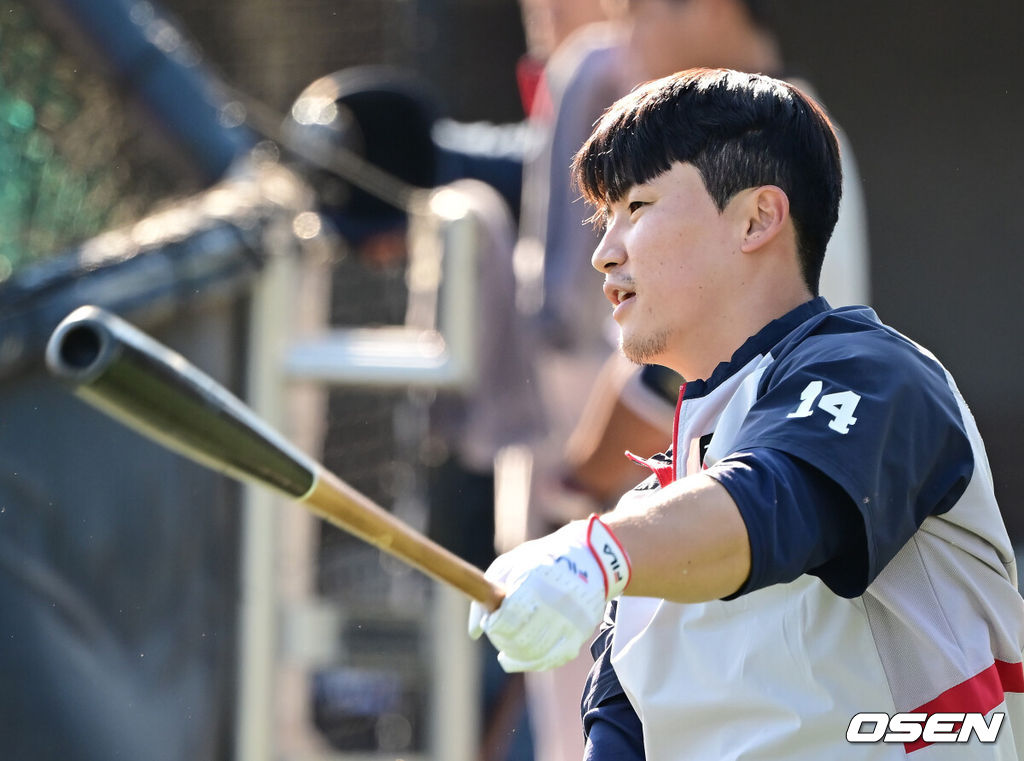 6일 오후 경기 이천시 두산베어스파크에서 프로야구 구단 두산베어스의 마무리 캠프 훈련이 진행됐다. 이날 훈련에는 오재원의 강압, 수면제 대리 처방으로 사회봉사 80시간 제재를 받은 두산 베어스 소속 김민혁(외야수), 김인태(외야수), 박계범(내야수), 박지훈(내야수), 안승한(포수), 이승진(투수), 장승현(투수), 제환유(투수) 8명이 훈련에 참여했다.두산 박계범이 훈련을 하고 있다. 2024.11.06 / ksl0919@osen.co.kr   