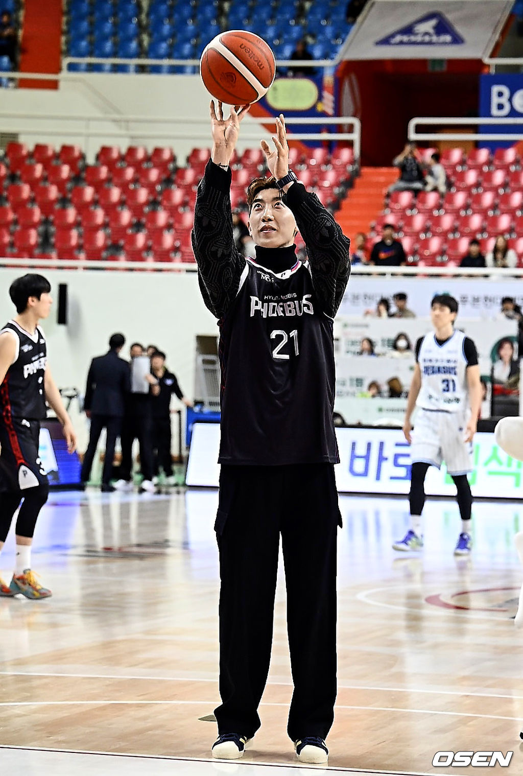 7일 울산 동천체육관에서 2024-2025 KCC 프로농구 울산 현대모비스와 대구 한국가스공사의 경기가 열렸다.  1대1로 트레이드된 현대모비스 이대헌과 한국가스공사 김준일의 맞대결이 펼쳐진다.울산HD 조현우 골키퍼가 시투를 하고 있다. 2025.02.07 / foto0307@osen.co.kr